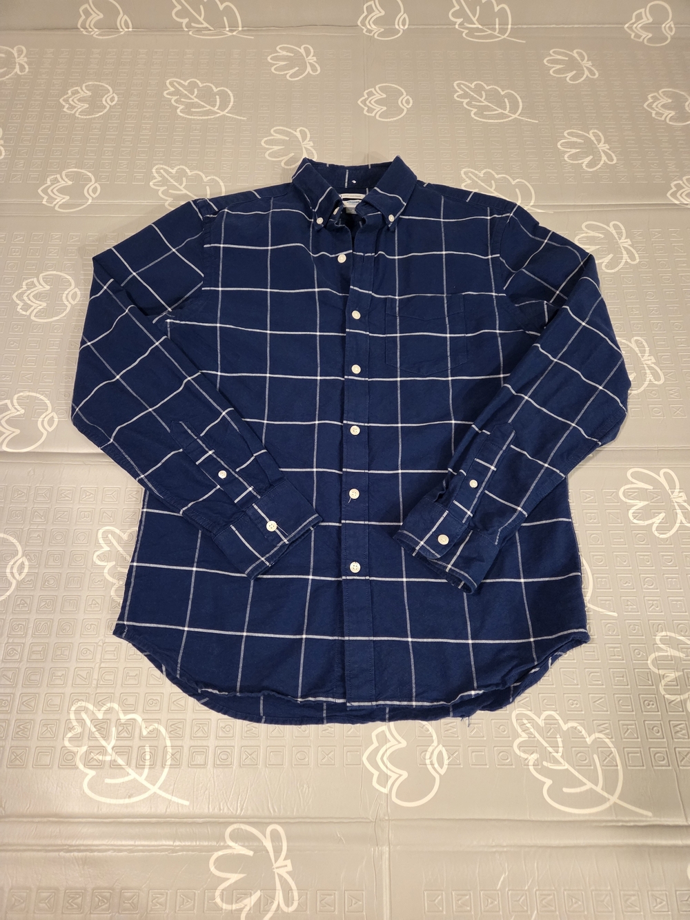 Old Navy Men's Everyday Button Up Slim Fit Window Pane Button Up Shirt Medium